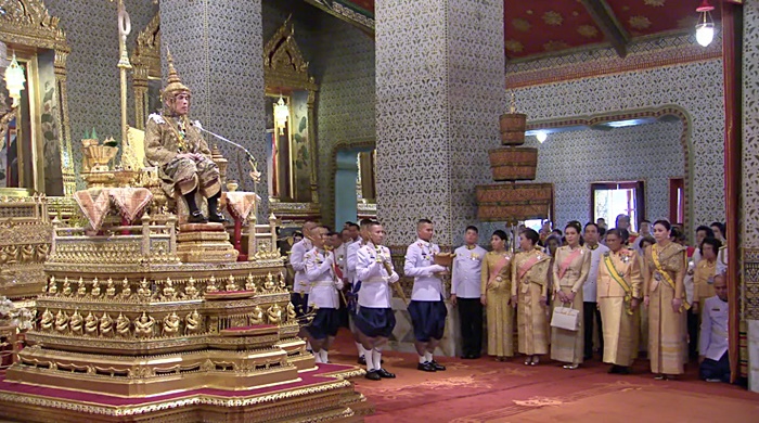 พระบาทสมเด็จพระเจ้าอยู่หัว เสด็จออกมหาสมาคม