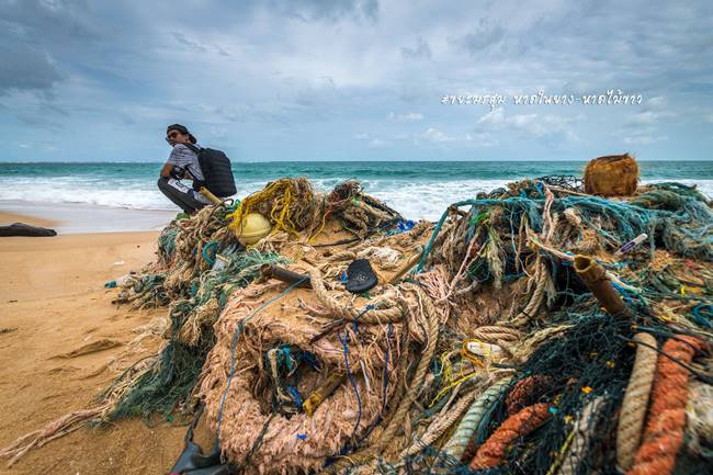 ขยะริมชายหาด