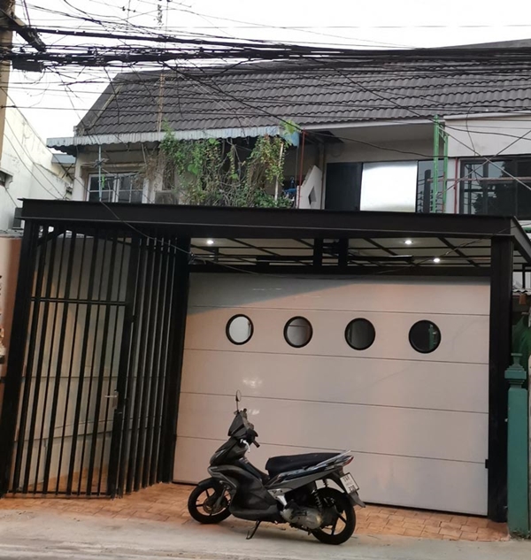 รีโนเวททาวน์เฮ้าส์เก่า 2 ชั้น เป็นบ้านสไตล์เซน ลอฟท์