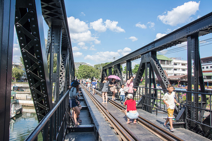 นั่งรถไฟไปเที่ยวกาญจนบุรี