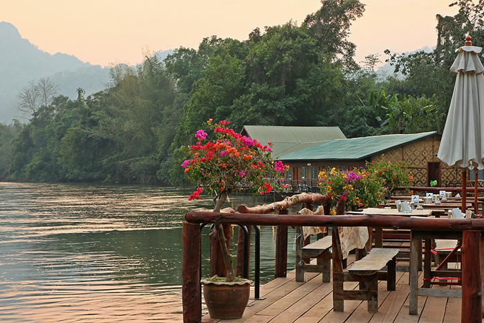 นั่งรถไฟไปเที่ยวกาญจนบุรี