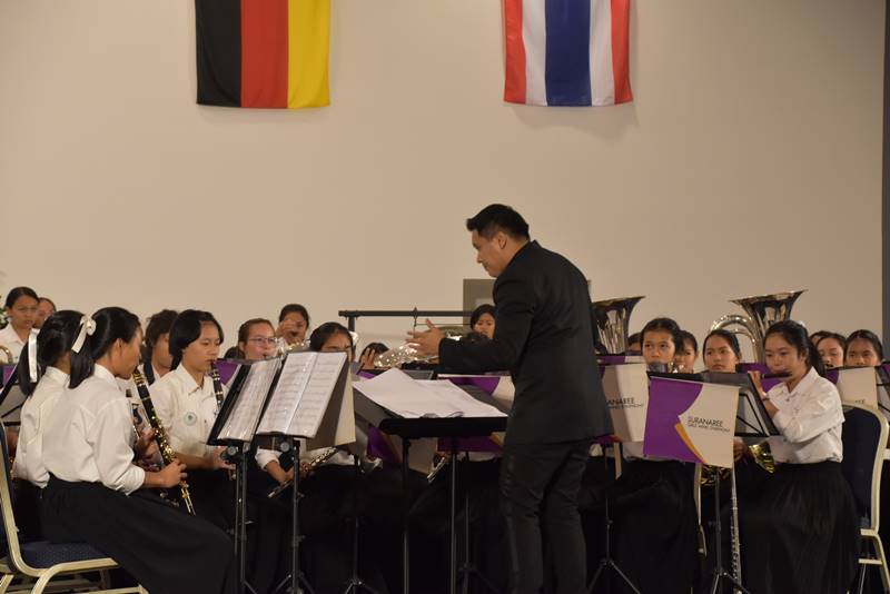 วงดุริยางค์หญิงล้วนจากโรงเรียนสุรนารีวิทยา