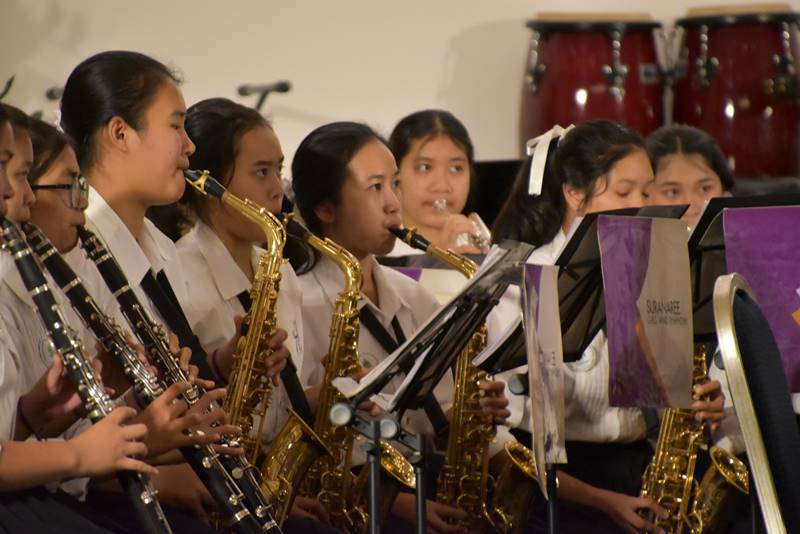 วงดุริยางค์หญิงล้วนจากโรงเรียนสุรนารีวิทยา