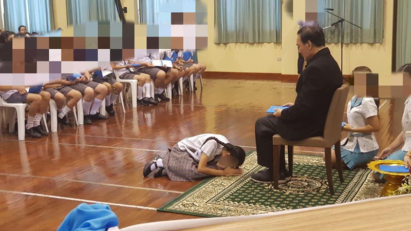 โรงเรียนเอกชนให้นักเรียนหมอบกราบ