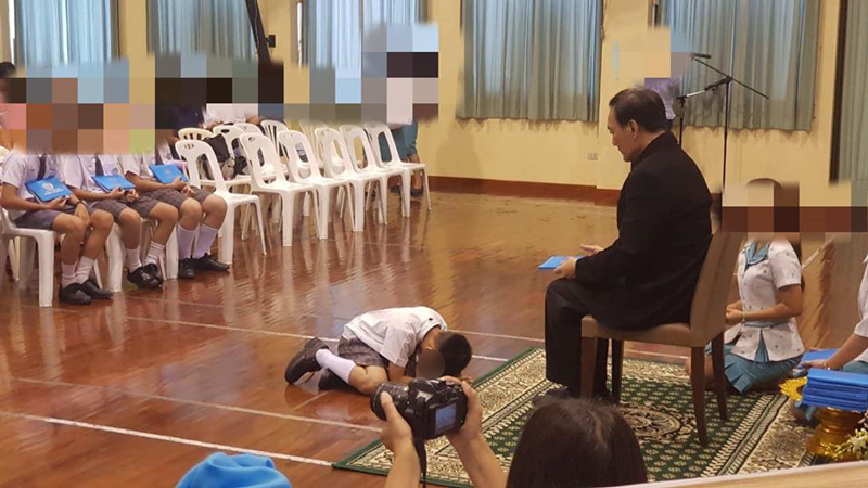 โรงเรียนเอกชนให้นักเรียนหมอบกราบ