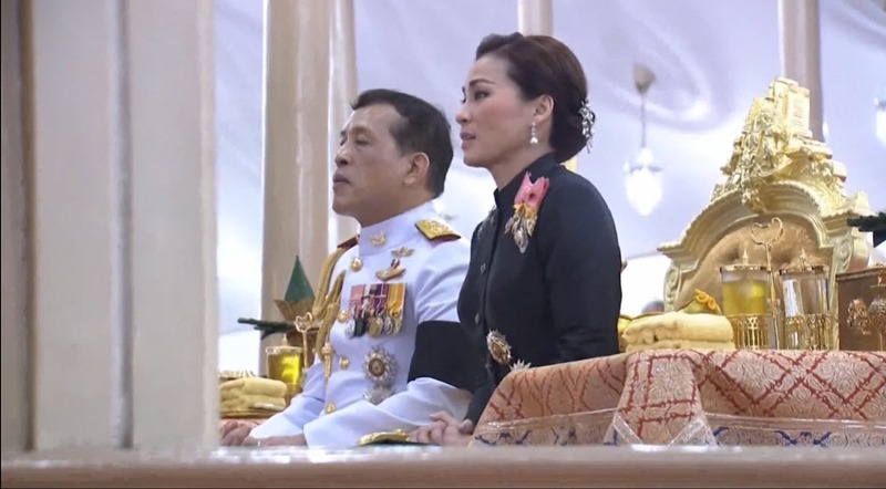 ในหลวง พระราชินี เสด็จพระราชทานเพลิงศพ ขวัญแก้ว วัชโรทัย