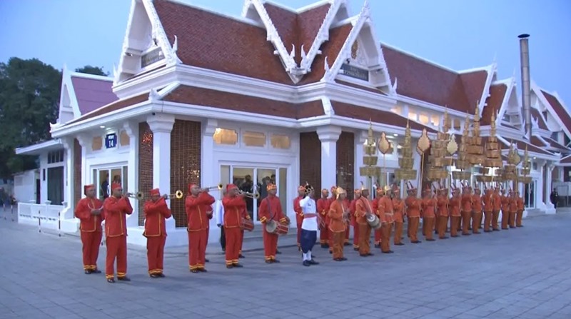 ในหลวง พระราชินี เสด็จพระราชทานเพลิงศพ ขวัญแก้ว วัชโรทัย