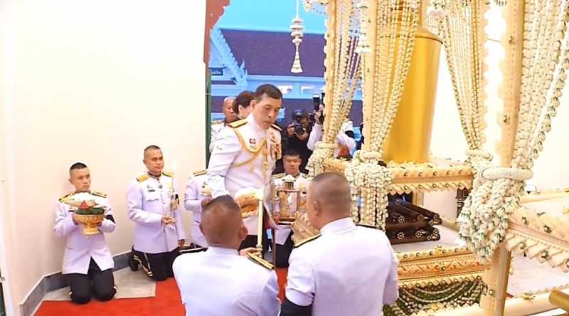 ในหลวง พระราชินี เสด็จพระราชทานเพลิงศพ ขวัญแก้ว วัชโรทัย