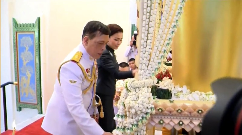 ในหลวง พระราชินี เสด็จพระราชทานเพลิงศพ ขวัญแก้ว วัชโรทัย