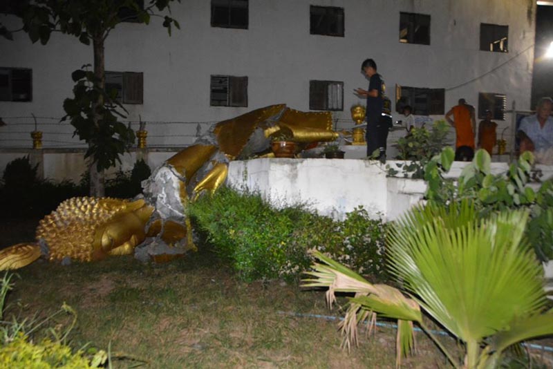 พระปางลีลาองค์ใหญ่พังถล่ม