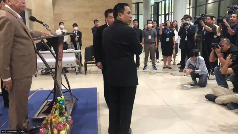 นพ.ธีทัชฐ์ กราบเท้า เสรีพิศุทธ์