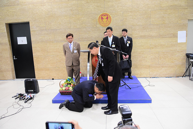 นพ.ธีทัชฐ์ กราบเท้า เสรีพิศุทธ์