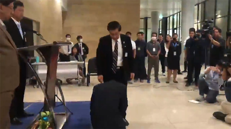 นพ.ธีทัชฐ์ กราบเท้า เสรีพิศุทธ์