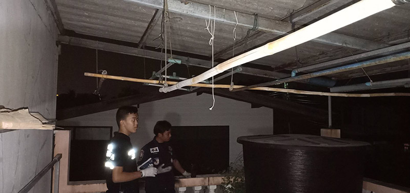 เด็กผูกคอตาย