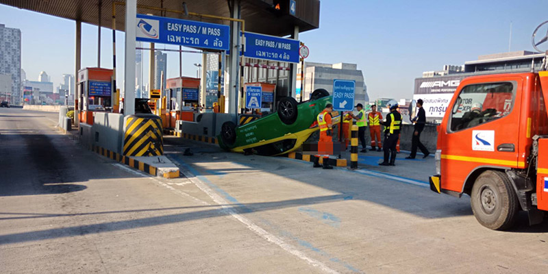 แท็กซี่ชนด่านเก็บเงิน