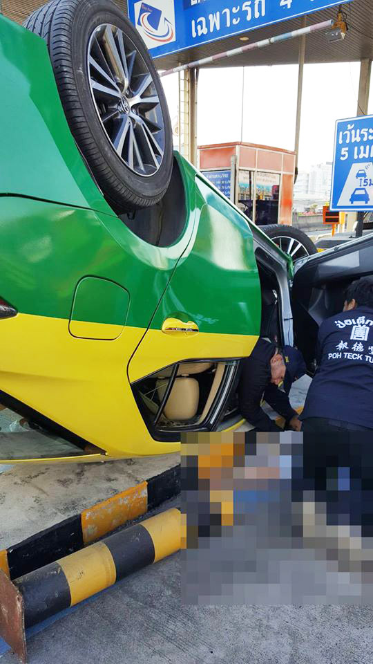 แท็กซี่ชนด่านเก็บเงิน