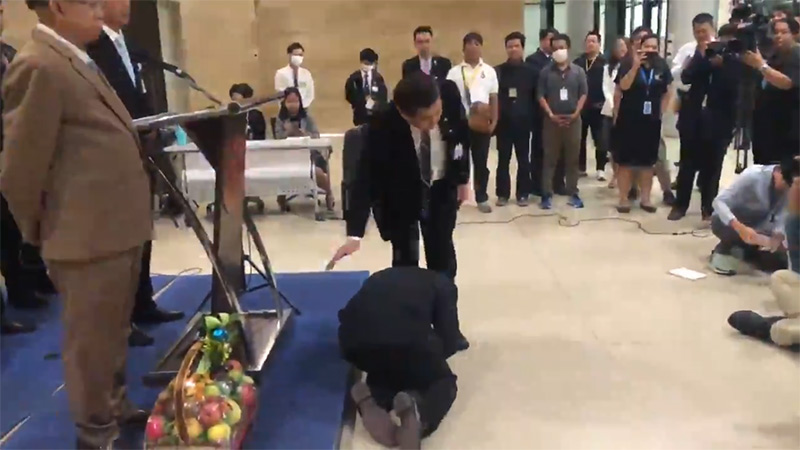 นพ.ธีทัชฐ์ กราบเท้า เสรีพิศุทธ์