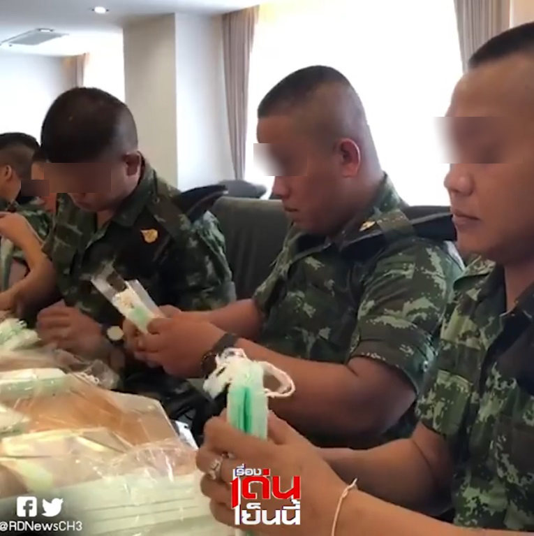 ทหารไทยแพ็กหน้ากากขายไม่สวมถุงมือ