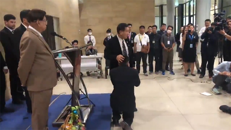 นพ.ธีทัชฐ์ กราบเท้า เสรีพิศุทธ์