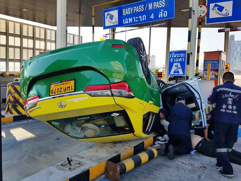 แท็กซี่ชนด่านเก็บเงิน