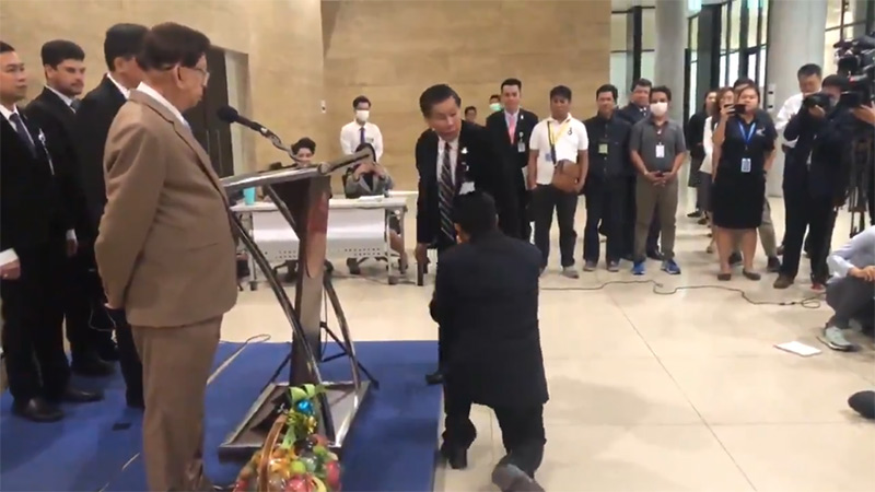 นพ.ธีทัชฐ์ กราบเท้า เสรีพิศุทธ์