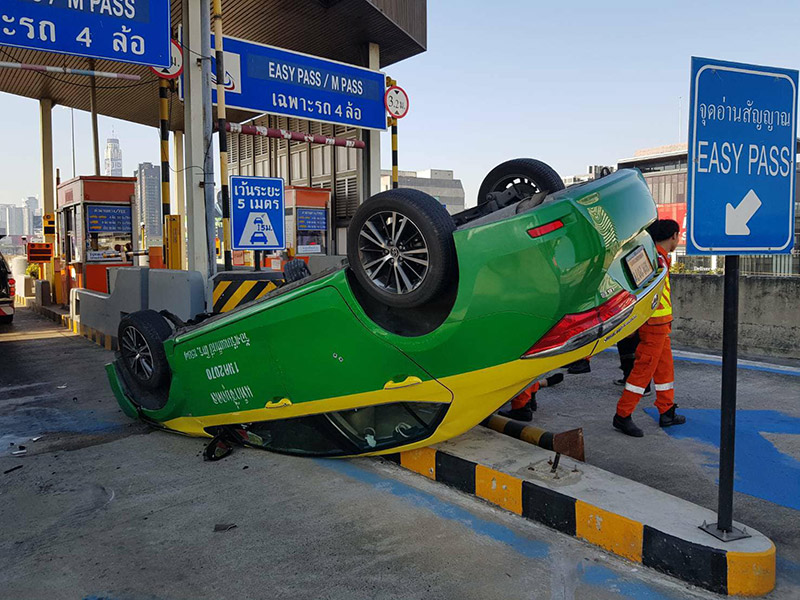 แท็กซี่ชนด่านเก็บเงิน