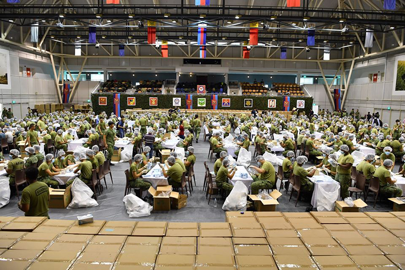 ทหารไทยแพ็กหน้ากากขายไม่สวมถุงมือ