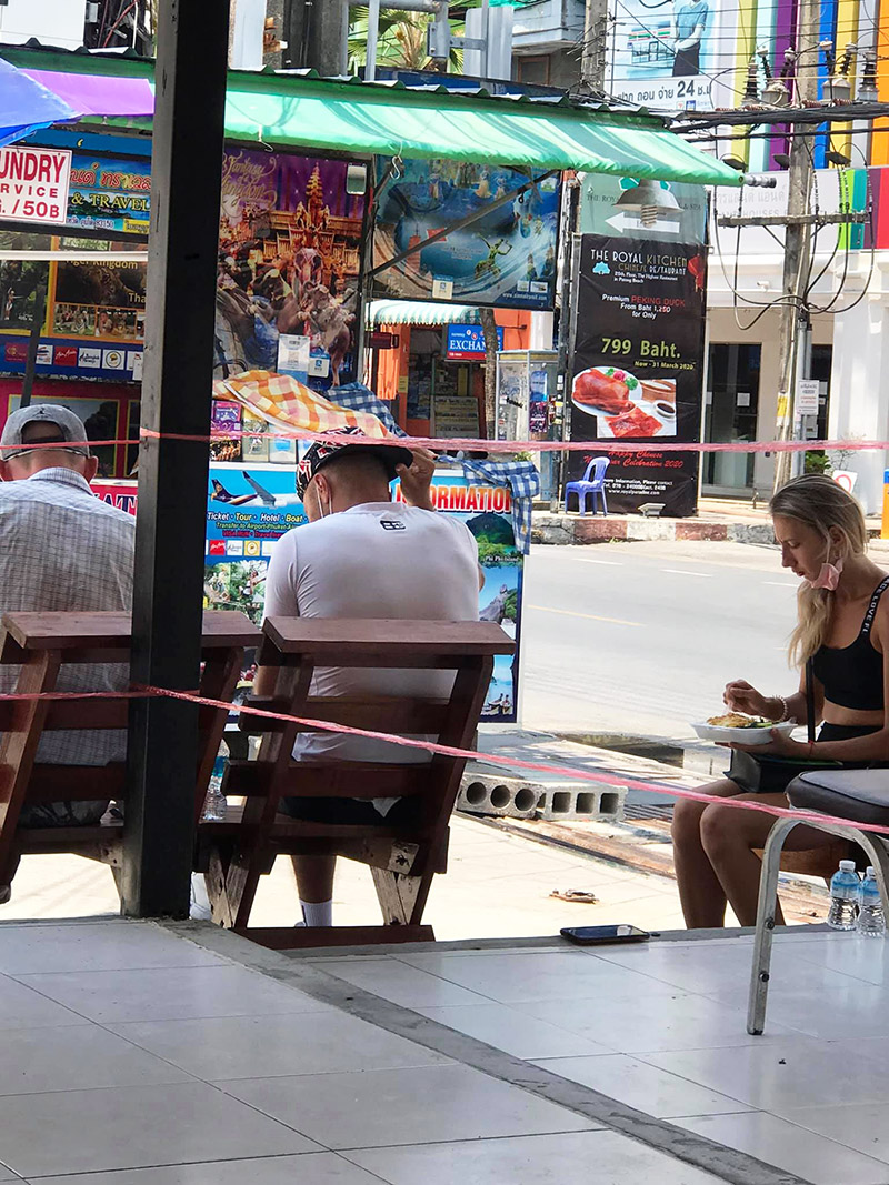 แจกข้าวชาวต่างชาติ 