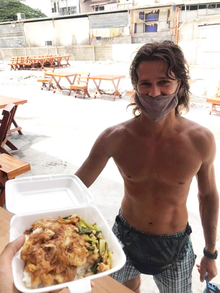 แจกข้าวชาวต่างชาติ 