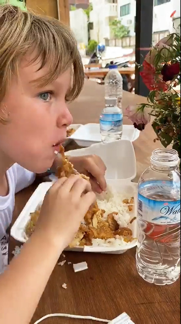 แจกข้าวชาวต่างชาติ 