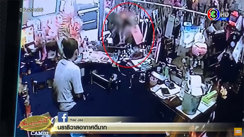 ข่าวสาวถอดเสื้อผ้าหนีผู้ชาย