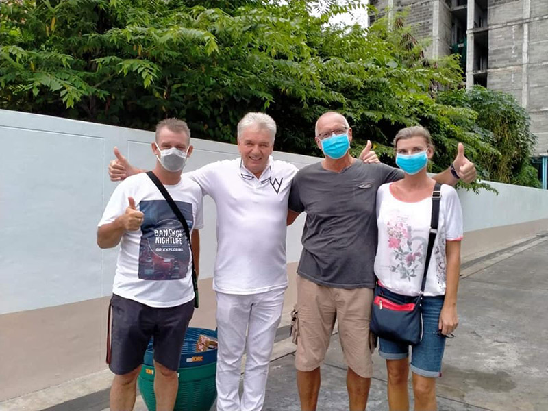 ฝรั่งเหมาปั๊มน้ำมัน ให้ชาวบ้านเติมฟรี