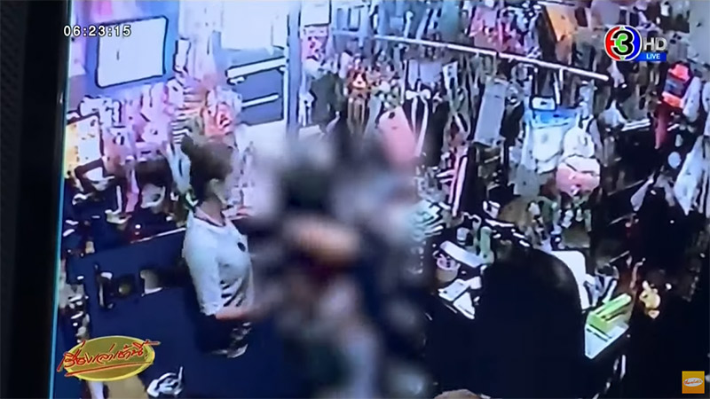 ข่าวสาวถอดเสื้อผ้าหนีผู้ชาย