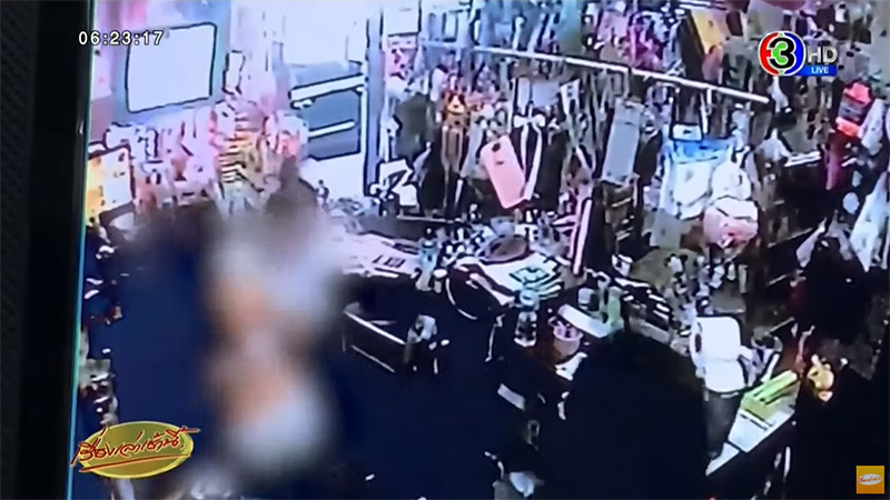 ข่าวสาวถอดเสื้อผ้าหนีผู้ชาย