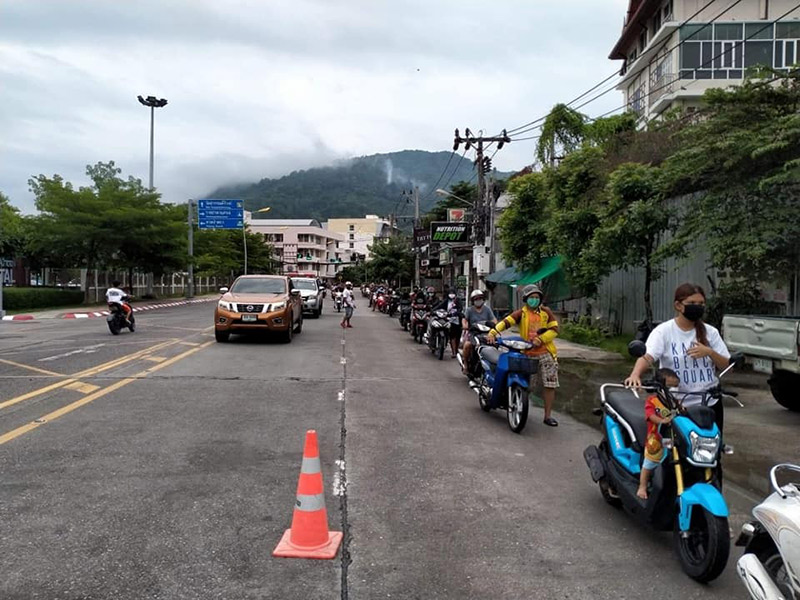 ฝรั่งเหมาปั๊มน้ำมัน ให้ชาวบ้านเติมฟรี