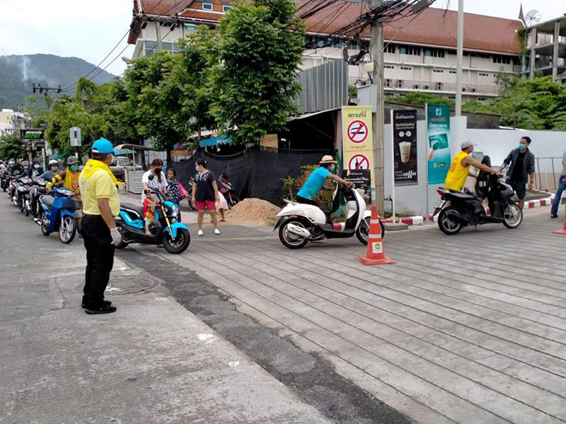 ฝรั่งเหมาปั๊มน้ำมัน ให้ชาวบ้านเติมฟรี