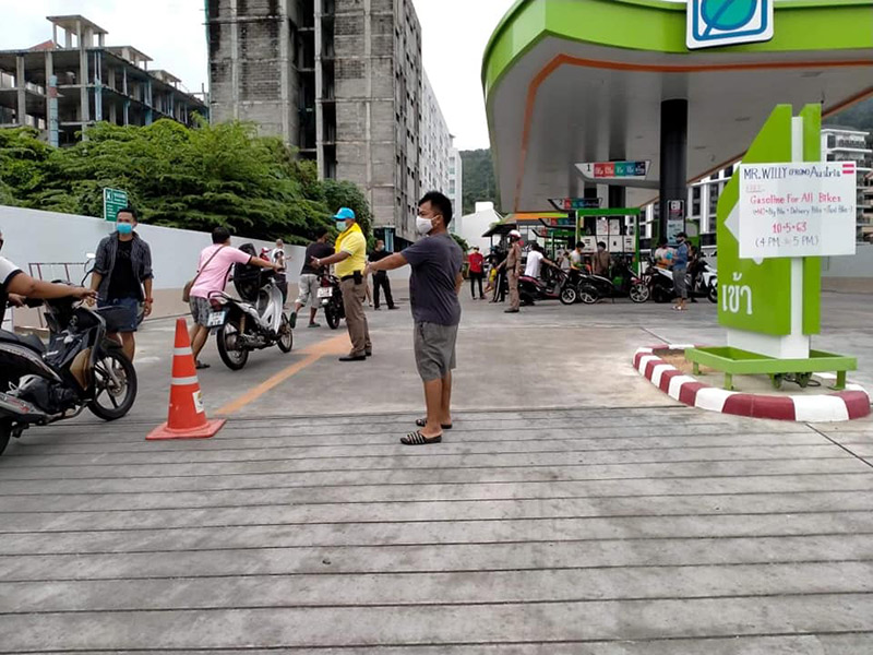 ฝรั่งเหมาปั๊มน้ำมัน ให้ชาวบ้านเติมฟรี