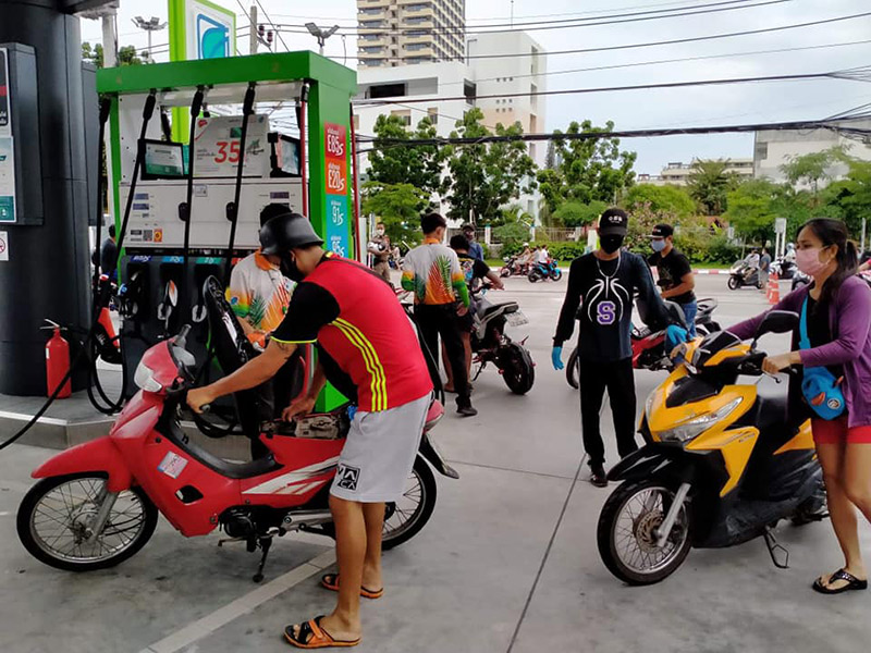 ฝรั่งเหมาปั๊มน้ำมัน ให้ชาวบ้านเติมฟรี