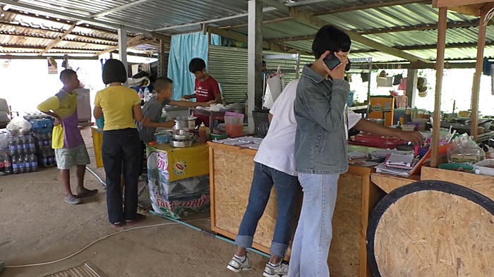 ครูตัดผมนักเรียน