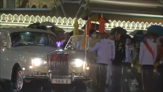 พระบาทสมเด็จพระเจ้าอยู่หัว ทรงเยี่ยมประชาชน 