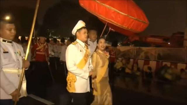 พระบาทสมเด็จพระเจ้าอยู่หัว ทรงเยี่ยมประชาชน 