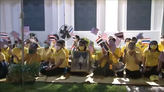 พระบาทสมเด็จพระเจ้าอยู่หัว ทรงเยี่ยมประชาชน 