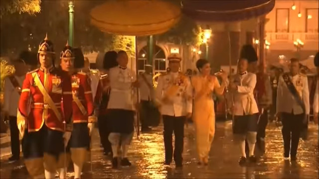 พระบาทสมเด็จพระเจ้าอยู่หัว ทรงเยี่ยมประชาชน 