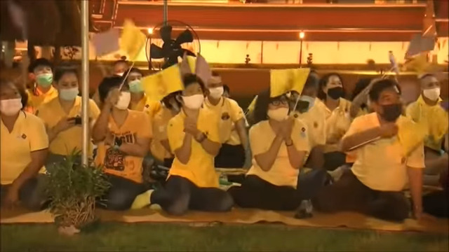 พระบาทสมเด็จพระเจ้าอยู่หัว ทรงเยี่ยมประชาชน 