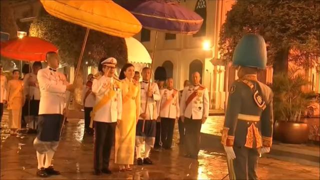 พระบาทสมเด็จพระเจ้าอยู่หัว ทรงเยี่ยมประชาชน 