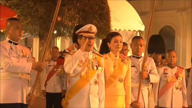 พระบาทสมเด็จพระเจ้าอยู่หัว ทรงเยี่ยมประชาชน 