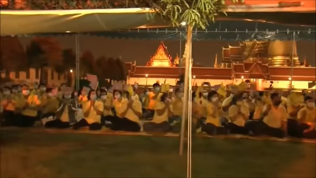 พระบาทสมเด็จพระเจ้าอยู่หัว ทรงเยี่ยมประชาชน 