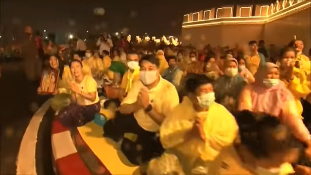 พระบาทสมเด็จพระเจ้าอยู่หัว ทรงเยี่ยมประชาชน 