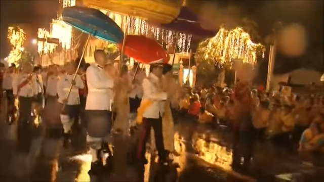 พระบาทสมเด็จพระเจ้าอยู่หัว ทรงเยี่ยมประชาชน 