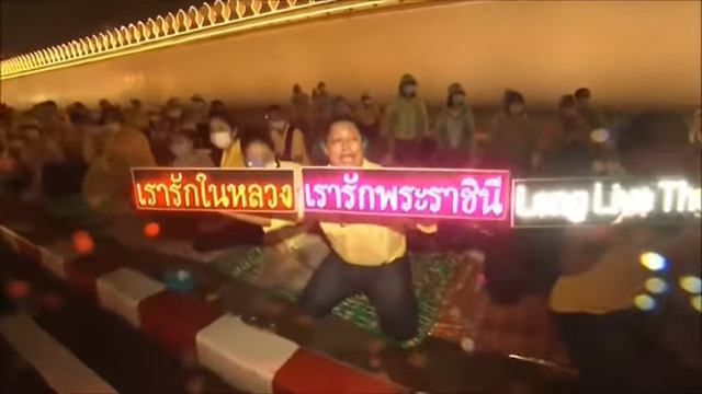 พระบาทสมเด็จพระเจ้าอยู่หัว ทรงเยี่ยมประชาชน 
